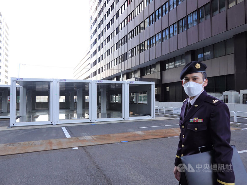 由日本政府設立、自衛隊運作的東京大型接種疫苗中心設於大手町合同廳舍3號館。24日陸續架設打疫苗相關設施。中央社記者楊明珠東京攝 111年1月24日