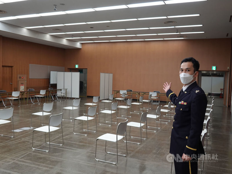 因應COVID-19(2019冠狀病毒疾病)疫情擴大,日本政府急著安排民眾打第3劑疫苗。在東京開設、由自衛隊負責運作的大型接種中心24日起陸續進行相關設備的搭建。中央社記者楊明珠東京攝 111年1月24日