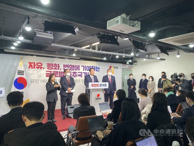南韓最大在野黨國民力量黨總統候選人尹錫悅24日在國民力量黨部舉行記者會,發表外交安保相關政見。中央社記者廖禹揚首爾攝 111年1月24日