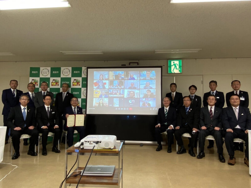 中華民國私立科技大學院校協進會24日與北海道惠庭市線上簽署合作備忘錄。駐札幌辦事處處長粘信士(前排左4)受邀前往惠庭市見證簽署儀式。(駐札幌辦事處提供)中央社記者楊明珠東京傳真 111年1月24日