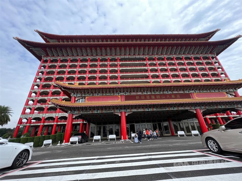 台北圓山飯店表示,全館員工快篩陰性,旗下餐廳25日起恢復營業。(中央社檔案照片)