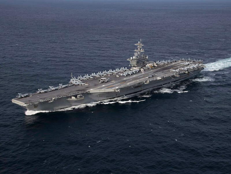 美國國防部24日表示,2個航空母艦打擊群23日駛入南海爭議海域進行訓練。圖為林肯號。(圖取自維基共享資源;版權屬公眾領域)