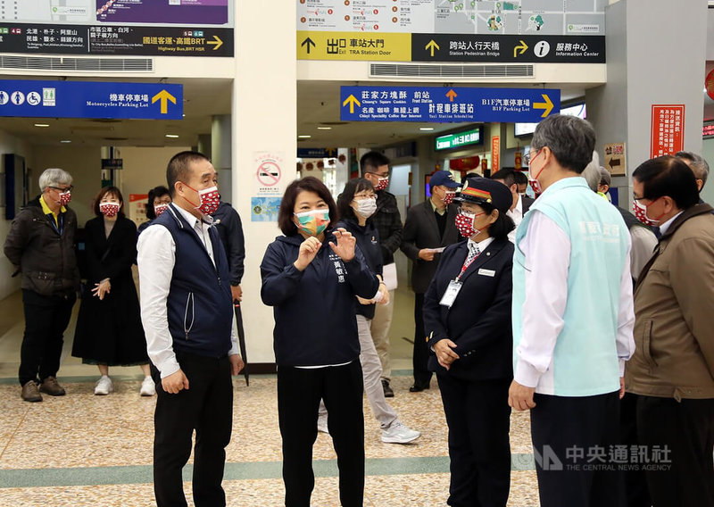 嘉義市長黃敏惠(前左2)24日至嘉義火車站、轉運中心慰勞公共運輸相關從業人員及視察春節疏運籌備狀況、防疫措施。黃敏惠表示,大眾運輸出車前及收班後務必做好清消作業,工作人員也要做好個人防護。中央社記者黃國芳攝 111年1月24日