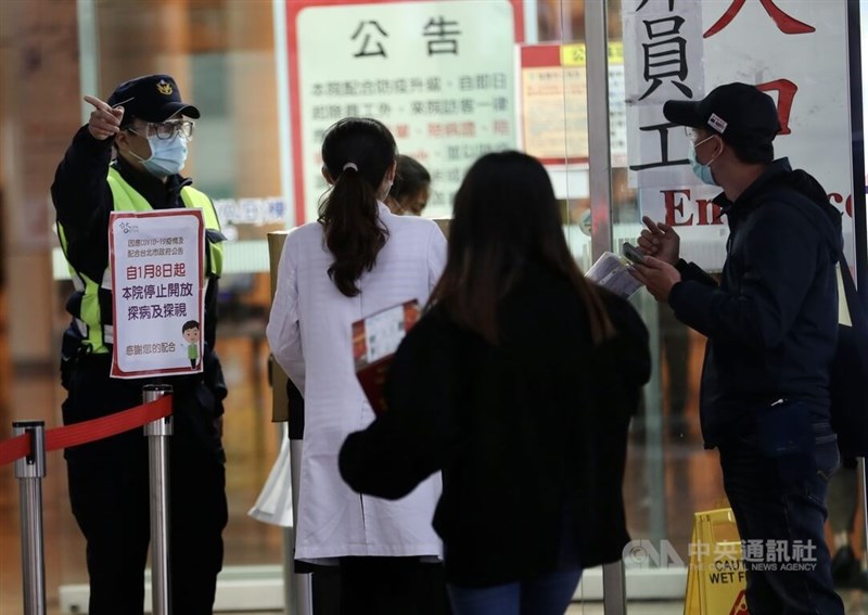 國內COVID-19疫情延燒,中央流行疫情指揮中心24日公布,全國醫院即日起除例外情形,停止開放探病,並調整住院病人、陪(探)病者及醫療照護人員篩檢及疫苗接種等規定。中央社記者張皓安攝 111年1月24日