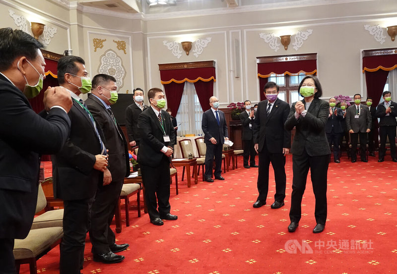 總統蔡英文(前右)24日上午在總統府接見中華民國汽車商業同業公會全國聯合會代表,感謝汽車全聯會多年來跟政府一起努力,讓汽車買賣交易服務更好、更優質。中央社記者鄭傑文攝 111年1月24日