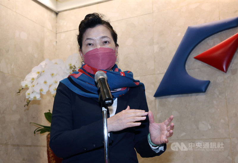 為穩定物價,行政院去年底成立跨部會物價聯合稽查小組查價,經濟部長王美花也邀連鎖餐廳業者與會,雙邊達成共識年前不漲價,王美花24日表示,小組應會運作到農曆年後,籲民眾不用擔心。中央社記者郭日曉攝 111年1月24日