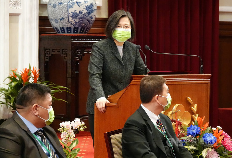 總統蔡英文(中)24日在總統府接見中華民國汽車商業同業公會全國聯合會代表,蔡總統致詞表示,汽車對她來講有一份特殊情誼,除了從小在修車廠長大,也喜歡開車,希望政府和民間共同努力,促進台灣汽車產業發展。中央社記者鄭傑文攝 111年1月24日