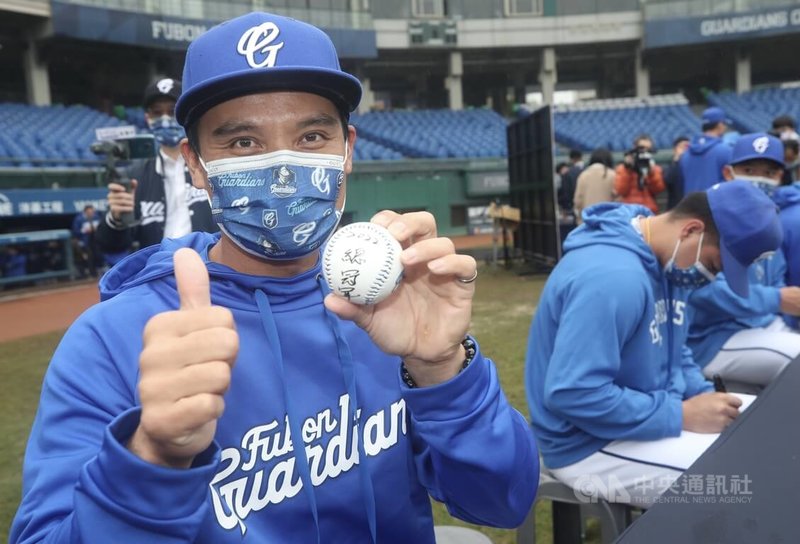 中華職棒富邦悍將隊24日舉行春訓開訓典禮,新球季加入的野手王勝偉(左)穿上背號3號球衣,他表示:「背號14號留給兄弟,穿3號期許可以拿下人生第3座總冠軍」,是給自己的目標。中央社記者吳家昇攝 111年1月24日
