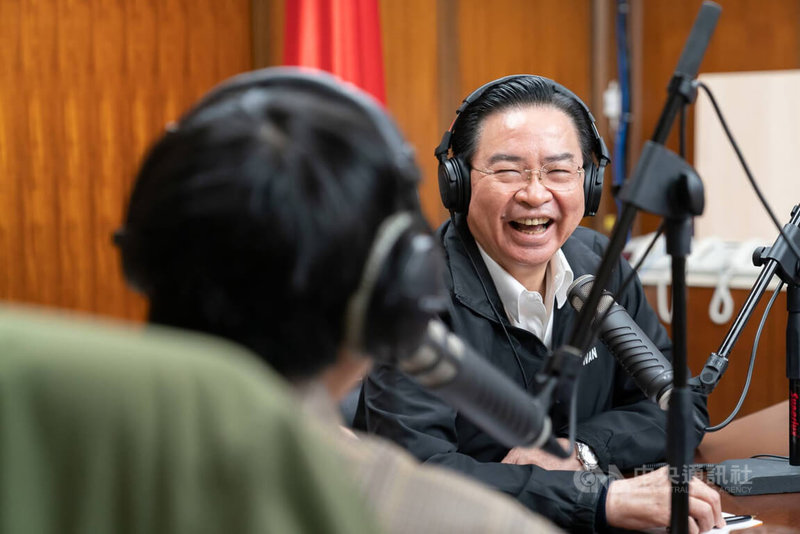 外交部長吳釗燮(右)接受Podcast節目「台灣通勤第一品牌」專訪,細數北上求學、赴美深造,到進入學界、擔任駐美代表及外交部長的體會。專訪內容23日上線。(取自外交部臉書)中央社記者鍾佑貞傳真 111年1月24日