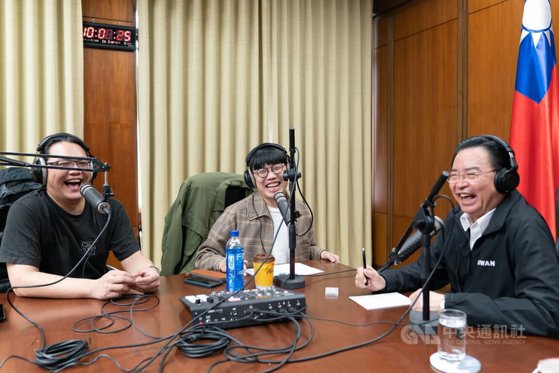外交部長吳釗燮(右)上Podcast節目「台灣通勤第一品牌」,分享多年來對台美關係的第一手觀察。專訪內容23日上線。(取自外交部臉書)中央社記者鍾佑貞傳真 111年1月24日
