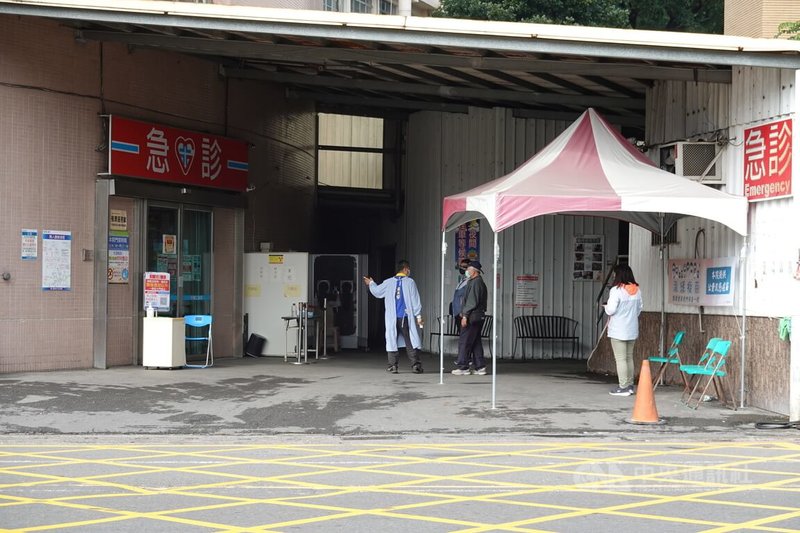因應高雄港新光輪COVID-19(2019冠狀病毒疾病)群聚案,屏東縣政府啟動高雄港篩檢專案,23日採檢114人,全數陰性,24日上午陸續有民眾前往篩檢站採檢。中央社記者李卉婷攝 111年1月24日