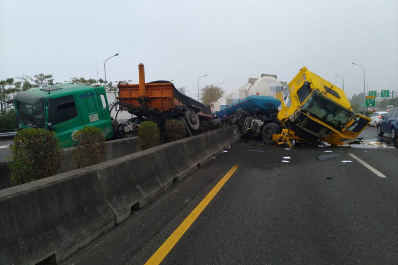 一輛砂石車24日上午6時許行經國道8號台南系統入口匝道匯入國道1號主線車道時,擦撞一輛槽罐車與一輛自小客車,造成槽罐車衝越中央分隔島,造成雙向交通嚴重堵塞。(國道四隊提供)中央社記者楊思瑞台南傳真 111年1月24日