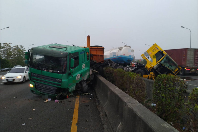 國道1號南向台南系統附近南向路段24日上午發生車禍,由於有事故車輛受撞擊力道影響衝過中央分隔島,造成雙向回堵,幸未造成傷亡。(國道四隊提供)中央社記者楊思瑞台南傳真 111年1月24日