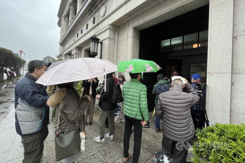 農曆新年將至,因應民眾過年換新鈔、包紅包的需求,台灣銀行24日起開放民眾臨櫃換新鈔,由於近日COVID-19疫情升溫,台銀總行開門前的排隊民眾較往年減少。中央社記者徐肇昌攝 111年1月24日