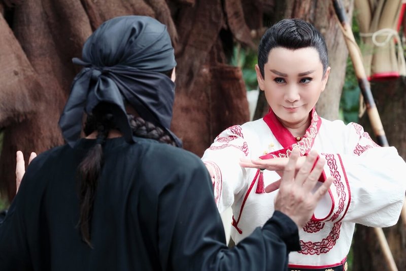 歌仔戲演員陳亞蘭(右)演出電視歌仔戲新作「嘉慶君遊臺灣」,展示電光石火之眼;她透露身上源源不絕電力祕訣,來自對於推廣台灣傳統戲曲的起心動念。(欣湉國際提供)中央社記者葉冠吟傳真 111年1月24日