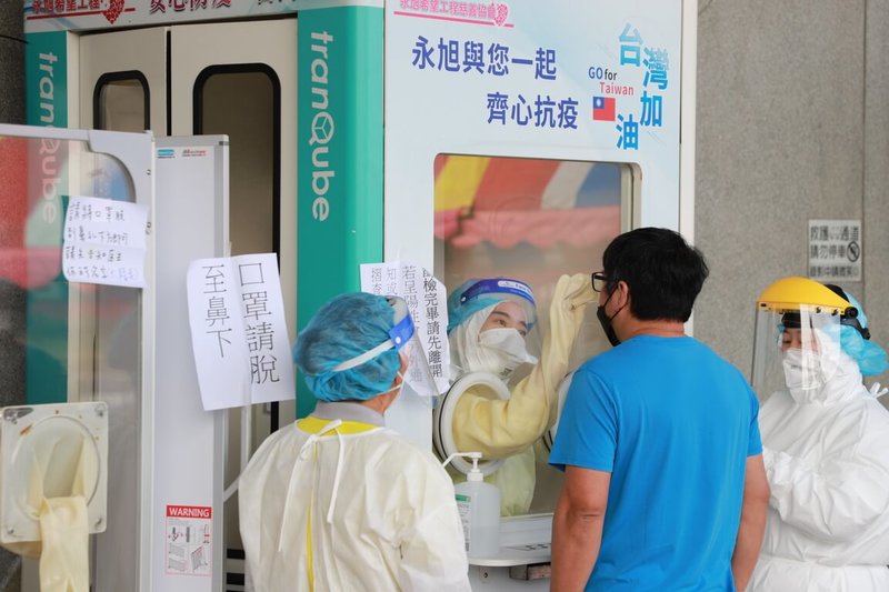 為阻斷社區傳播鏈,高雄市政府24日在旗津設立5個COVID-19社區篩檢站,採檢範圍擴大到全旗津居民與工作人員,盼找出社區個案。(高雄市政府提供)中央社記者曾以寧傳真 111年1月24日