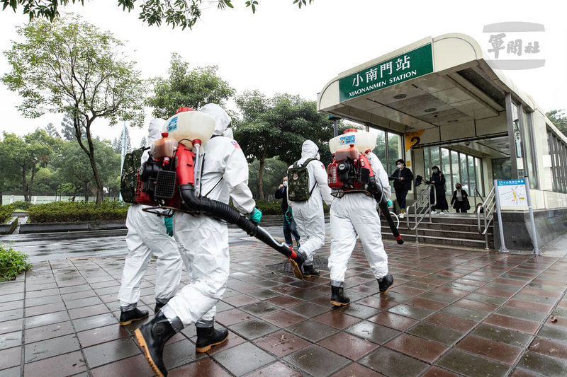 疫情升溫,陸軍33化學兵群24日清晨派出16組、32名官兵,前往台北捷運綠線、橘線各站消毒。(軍聞社提供)中央社記者游凱翔傳真 111年1月24日