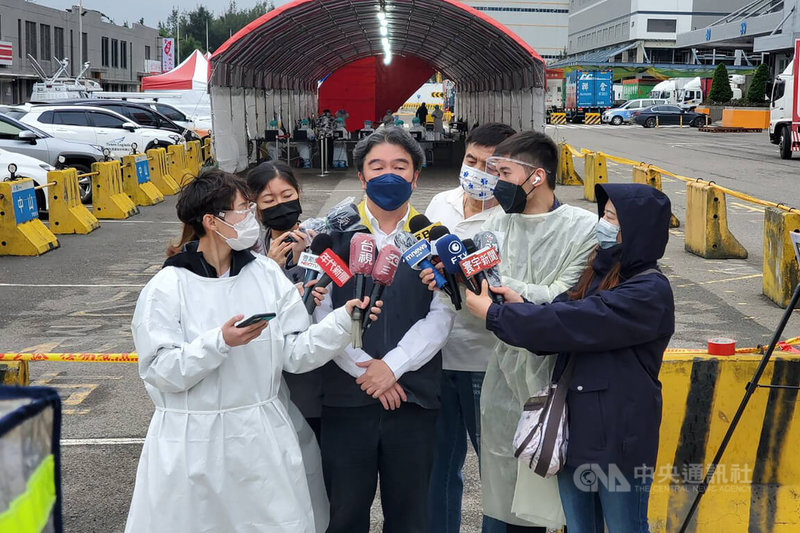指揮中心前進指揮所指揮官王必勝(左3)表示,24日的確診數低主要是因為沒有大型採檢,並非風險已下降,遠雄自由貿易港區的加值園區內公司25日進行二採,要求所有未在集檢所的員工都要到場採檢,他坦言,一定會有陰轉陽的狀況。中央社記者吳睿騏桃園攝 111年1月24日