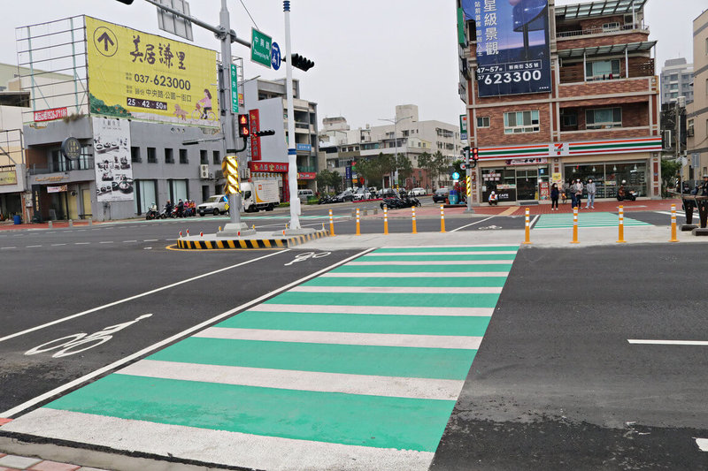 苗栗縣政府「漫步苗北雙城-頭份竹南城市慢行綠網建置工程」,改善頭份市中央路道路品質,友善人車,經內政部馬路好行計畫評比,獲快意生活類全國特優殊榮。圖為苗栗首座Z字型2段式行人穿越道設計。(苗栗縣政府提供)中央社記者管瑞平傳真 111年1月24日