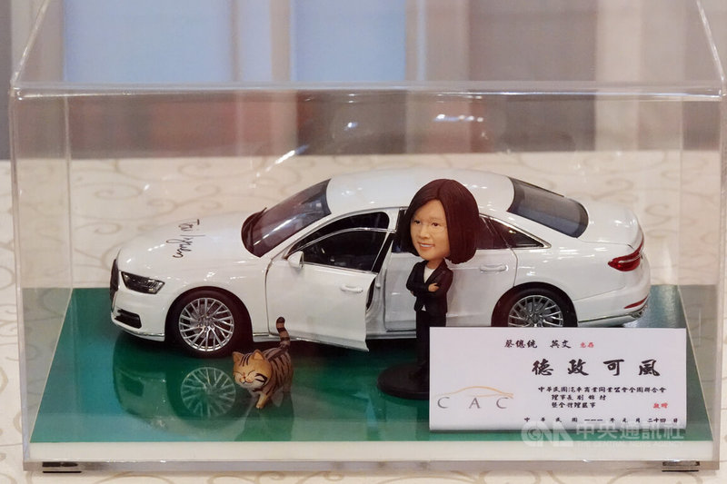 總統蔡英文24日接見中華民國汽車商業同業公會全國聯合會代表,全聯會準備了汽車模型與Q版小英人偶送給蔡總統。中央社記者鄭傑文攝 111年1月24日