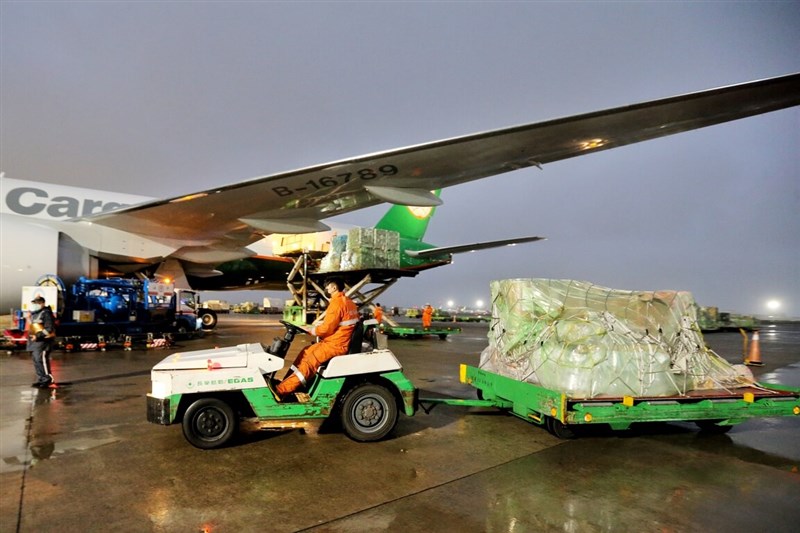 台灣自購默沙東 COVID-19口服藥,由長榮航空貨機運送,班機從美國芝加哥起飛後,在24日清晨5時18分運抵桃園國際機場,班機降落後滑行停靠在503機坪,先進行消毒靜置作業,隨即由地勤人員將放置於飛機貨艙的貨品卸下。(讀者提供)中央社記者吳睿騏桃園機場傳真 111年1月24日