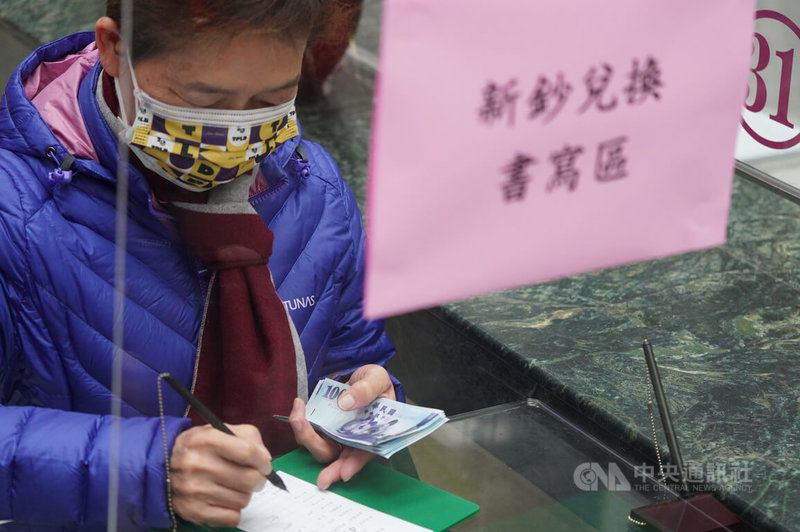 因應農曆新年的到來,台灣銀行24日起開放民眾臨櫃換新鈔。中央社記者徐肇昌攝 111年1月24日
