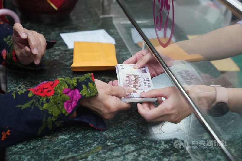 農曆春節將至,因應民眾過年包紅包的需求,台灣銀行24日起開放民眾臨櫃換新鈔。中央社記者徐肇昌攝 111年1月24日