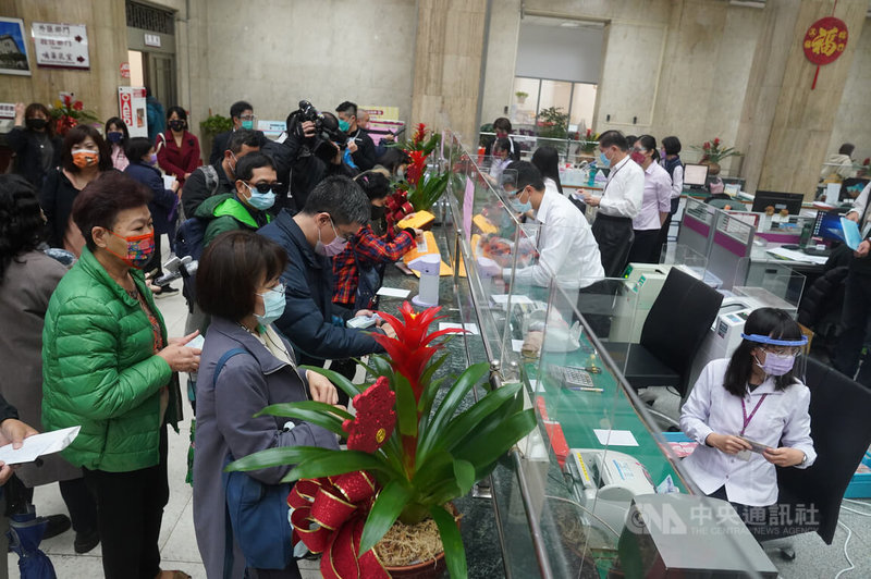 農曆春節將至,台灣銀行24日起開放民眾臨櫃換新鈔,首日上午就有不少民眾到台銀總行排隊等待領新鈔、迎新春。中央社記者徐肇昌攝 111年1月24日