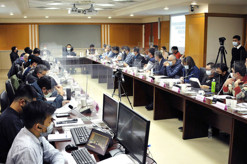 行政院公共政策網路參與平台就「全年禁止捕撈抱卵母蟹」提案,24日舉辦意見交流座談會,漁民稱已恪守禁捕3個月規定,全年禁捕影響生計;公民團體盼強化管理、科學研究;漁業署決定春節後、2月底前開會再議。(漁業署提供)中央社記者楊淑閔傳真 111年1月24日