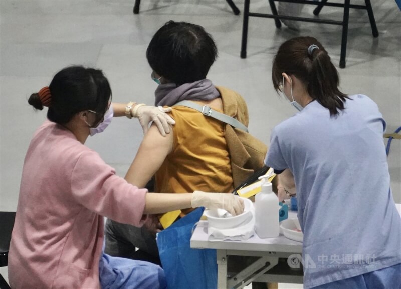 新竹縣政府表示,24日起至28日止,在湖口鄉衛生所及仁慈醫院加開5場接種站,提供1200劑疫苗,隨到隨打。(中央社檔案照片)