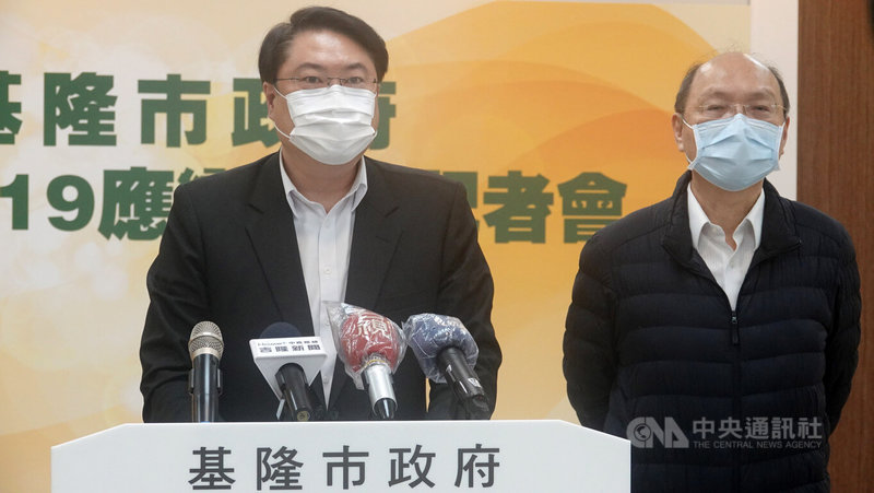 基隆市長林右昌(左)24日在記者會表示,為提高第3劑疫苗施打率,過年前於七堵火車站(光明路側)及市立體育館加開2處集中施打站,提供民眾BNT疫苗及高端疫苗施打服務。中央社記者王朝鈺攝 111年1月24日