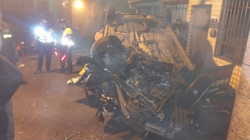台中市大雅區23日深夜11時許發生計程車衝撞水泥柱翻覆事故,造成車上2人1死1傷,整輛計程車也嚴重毀損。(民眾提供)中央社記者郝雪卿傳真 111年1月24日