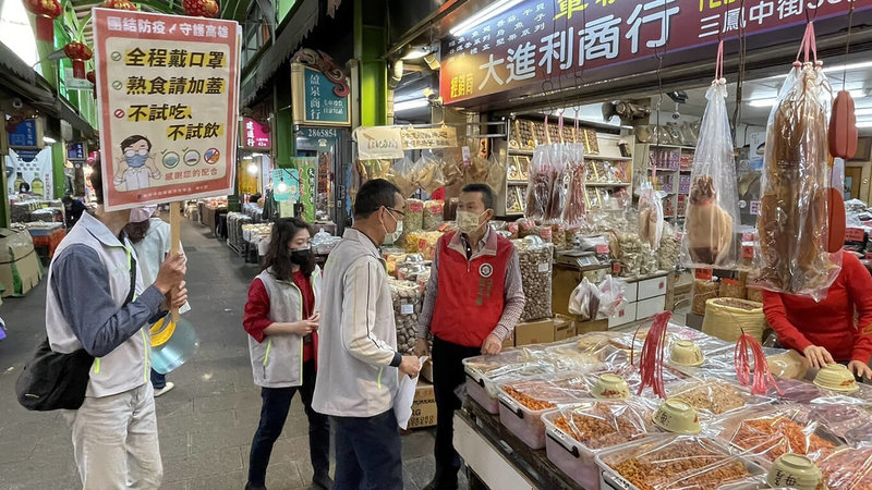 因應近期COVID-19(2019冠狀病毒疾病)Omicron變異株疫情持續升溫,高雄市政府增派人員到市場、商圈、魚市場加強巡視及宣導防疫措施。(高雄市政府提供)中央社記者曾以寧傳真 111年1月24日