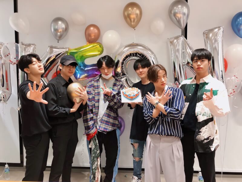 韓國6人男團iKON中有3名成員23日得知確診。(圖取自facebook.com/OfficialYGiKON)