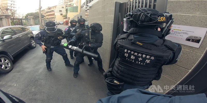 台中市警察局接獲線報指稱賴姓毒販平時擁槍自重,刑大與保大會同攻堅時,雙方展開對峙,經投擲震撼彈,嫌犯被巨大聲響震懾而束手就擒。(翻攝照片)中央社記者郝雪卿傳真 111年1月24日