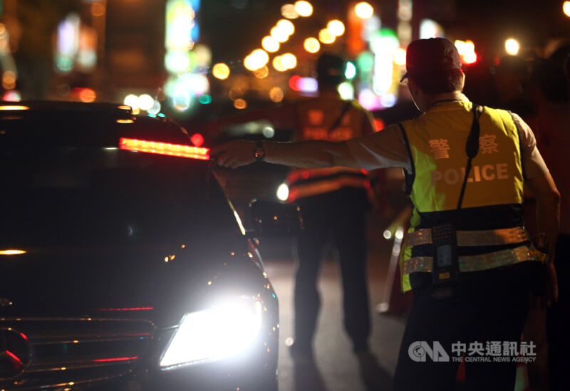 立法院臨時會院會24日三讀修正通過道路交通管理處罰條例部分條文,明定公路主管機關得公布10年內第2次酒駕累犯者姓名、照片及違法事實。(中央社檔案照片)