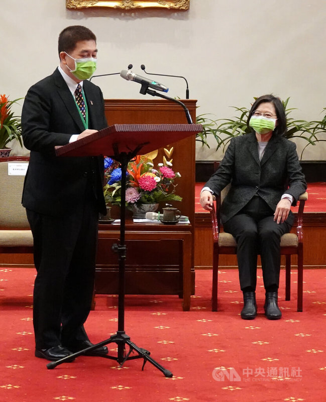 總統蔡英文(右)24日上午在總統府接見中華民國汽車商業同業公會全國聯合會代表,聽取理事長劉錦村(左)建言。中央社記者鄭傑文攝 111年1月24日