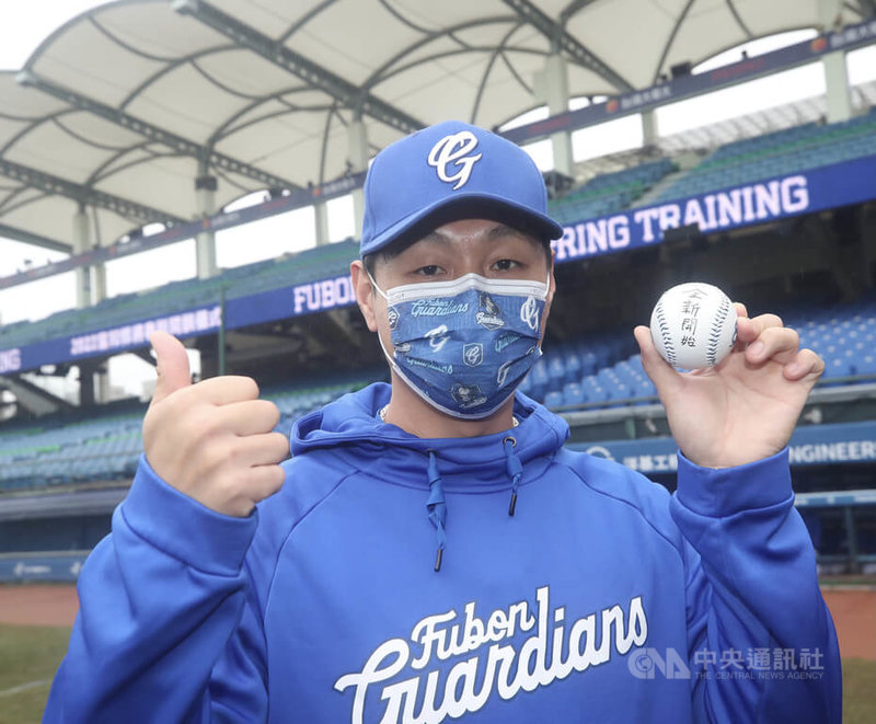 中華職棒富邦悍將隊春訓開訓儀式24日在新莊棒球場舉行,2021年季後行使自由球員權利的野手林益全(圖)出席,寫下新球季展望。中央社記者吳家昇攝 111年1月24日