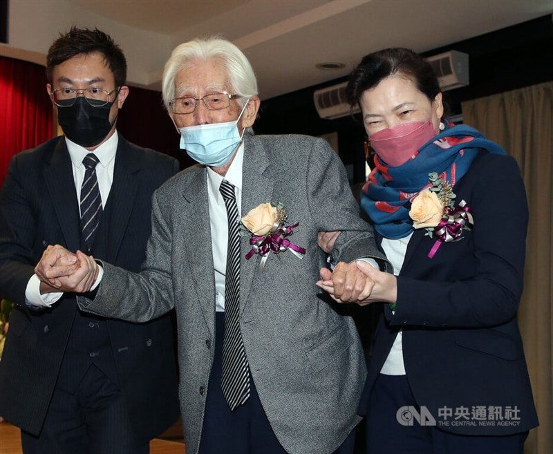 經濟部長王美花(右)24日下午出席總統府資政辜寬敏(中)捐贈土地「彰化縣鹿港鎮鹽埔段106地號」儀式,王美花攙扶辜寬敏進入會場。中央社記者郭日曉攝 111年1月24日