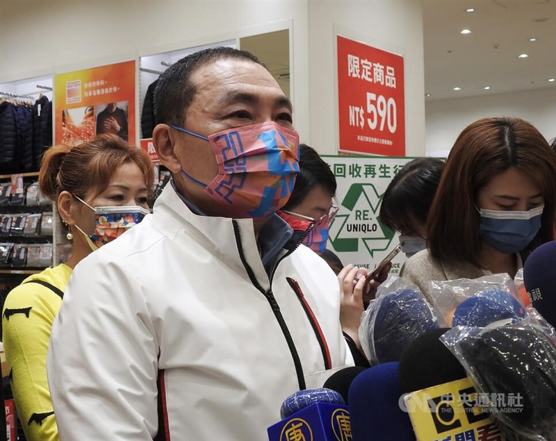 新北市蘆洲區一名男子17日和北市染疫房仲等友人共4人聚餐,經採檢PCR陽性確診。新北市長侯友宜(前中)24日表示,已匡列接觸者20人,採檢PCR皆陰性。中央社記者王鴻國攝 111年1月24日
