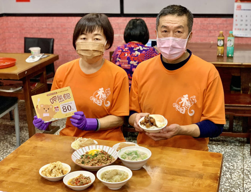 新竹市政府推動「呷熊飽」餐食補助計畫,市府與轄內300間愛心商家合作,讓弱勢民眾可以持餐券到合作商家兌換餐食,一起溫暖過好年。(新竹市政府提供)中央社記者魯鋼駿傳真 111年1月25日