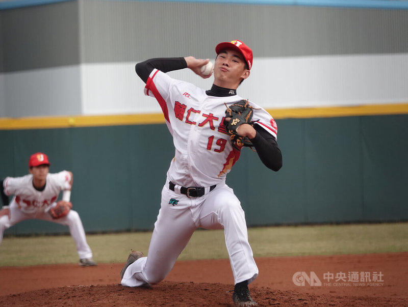 110學年度大專棒球聯賽(公開一級)季軍戰25日在三重棒球場舉行,輔仁大學派出怪投陳冠豪(前)先發,飆速150公里吞敗。陳冠豪投球出手前會稍微後拉往後蹲下,投球姿勢被認為類似退役球星「阿甘」蔡仲南。中央社記者謝靜雯攝 111年1月25日