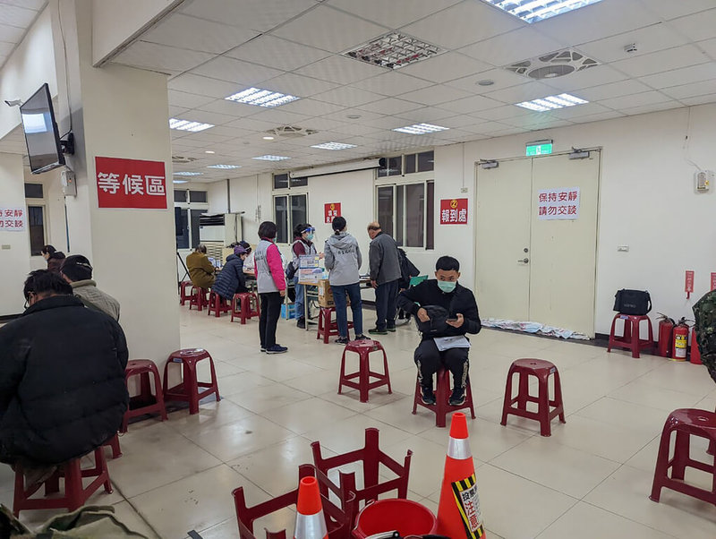 為提升疫苗覆蓋率,連江縣首度在北竿鄉開設社區接種站25日開打,現場有許多醫護人員與志工到場協助,讓北竿社區接種站可順利運作施打疫苗。(北竿居民提供)中央社記者邱筠馬祖傳真 111年1月25日