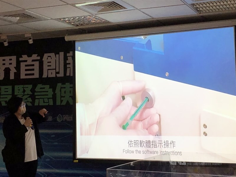 科技部於25日舉行記者會,發表全球首創的新冠病毒快速檢測晶片。矽基分子執行長褚家容表示,把檢體放入設備中,可透過晶片快速檢測出病毒量極低的感染初期或無症狀COVID-19患者,變異株Omicron也可以測出來。中央社記者蘇思云攝 111年1月25日