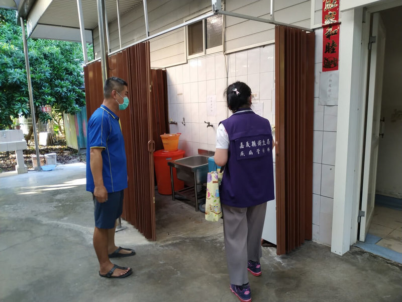 因應COVID-19疫情升溫,嘉義縣依中央公告醫院及住宿式機構全面禁探視,陪病限1人;衛生局近日也前往長期照護機構、失智據點、住宿型機構等實地查核,提醒加強環境清消及訪客管理。(嘉義縣政府提供)中央社記者蔡智明傳真 111年1月25日