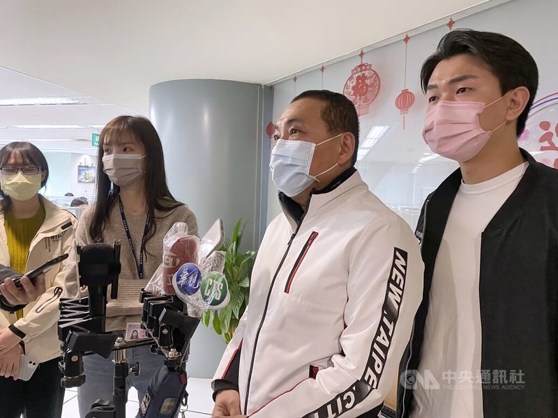 新北市長侯友宜(右2)25日受訪表示,這段期間都有與藝人納豆的媽媽通電話,很期待藉由大家的集氣,讓納豆一切平安,謝謝大家關心,非常感恩。中央社記者黃旭昇新北攝 111年1月25日