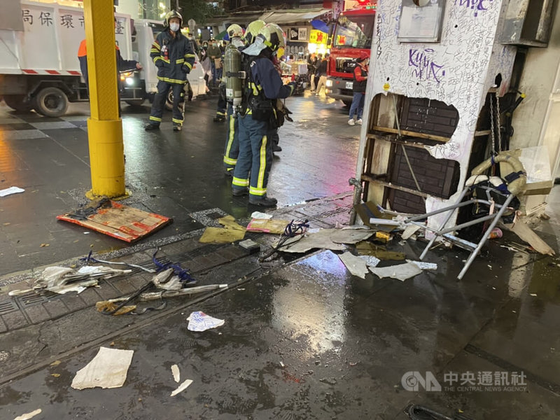 台北市西門町24日晚間發聲縱火事件,警方追查發現,44歲李姓男子日前疑因與一名街頭表演吹口琴者起口角,趁機以打火機燃燒對方的折疊椅,延燒至緊鄰的建物騎樓柱子,波及柱上的木質包柱材料,幸未釀傷亡。(翻攝照片)中央社記者黃麗芸傳真 111年1月25日
