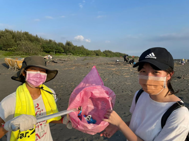 為傳遞愛護海洋的正確觀念,Cappop青年團隊將海洋相關知識製成線上解謎遊戲,也親自前往海邊淨灘。(青年署提供)中央社記者許秩維傳真 111年1月25日