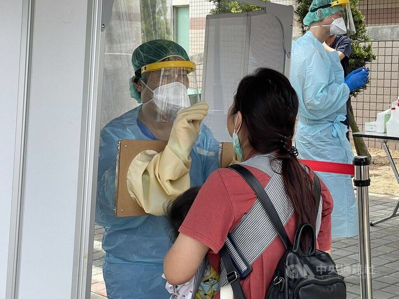COVID-19疫情變化快速,又碰上春節年假大量民眾返鄉,澎湖縣政府25日籲請中央盡速在本島機場、港口設置快篩站,針對前往澎湖、金門和馬祖3縣市民眾全面快篩。圖為日前民眾配合篩檢畫面。中央社 111年1月25日