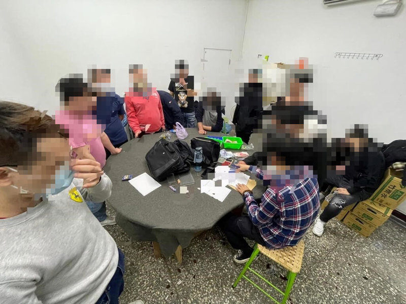 新北市蘆洲區高姓職業賭場負責人看準民眾領了年終荷包滿滿,竟四處call客聚賭。警方獲報24日凌晨破門,查獲高姓負責人、陳姓員工及賭客等31人,依賭博罪送辦。(警方提供)中央社記者沈佩瑤傳真 111年1月25日